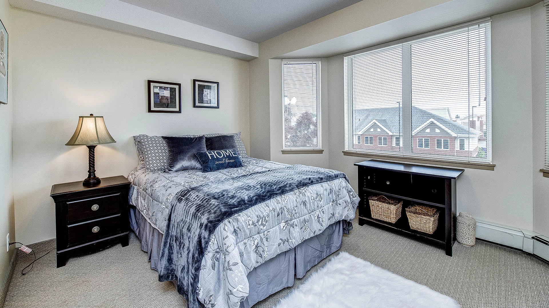 bedroom in a suite at meadowlands