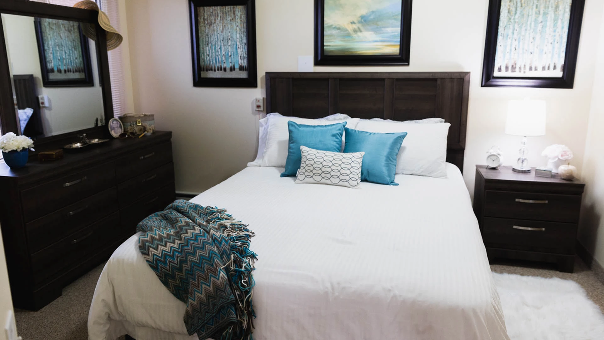 Bedroom with white sheets and blue pillows